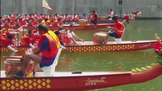 China celebra su histórica carrera de botes de dragón