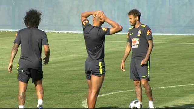 Neymar y Marcelo ponen el buen rollo en el entrenamiento de Brasil