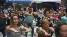La plaza neoyorquina de Times Square celebra con yoga el solsticio de verano