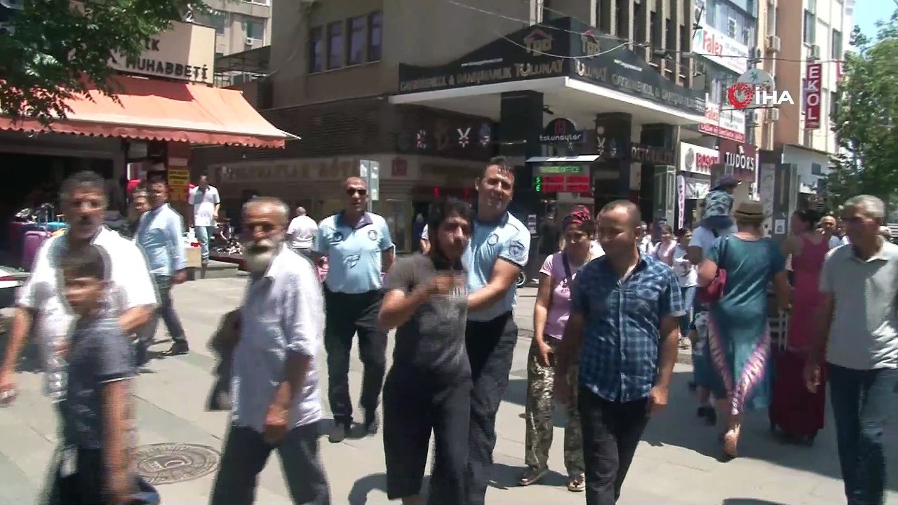 Camide dilenci operasyonu... Dua ederken zabıtayı gören dilenci kaçtı yakalanınca 'ne yaptım ben' dedi