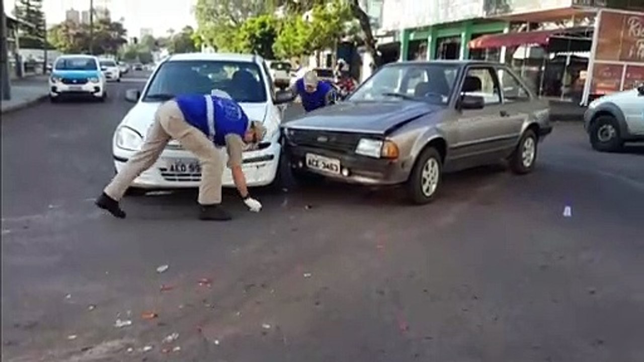 Carros se envolvem em acidente na Rua General Osório, no Parque São Paulo