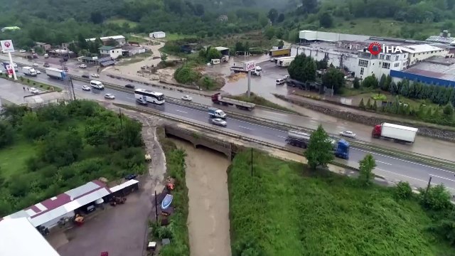 Kocaeli’de sel nedeniyle ulaşıma kapanan D-100 karayolu yeniden ulaşıma açıldı