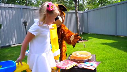 Utilisation Nastya un anniversaire surprise pour le Papa