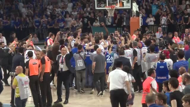 Anadolu Efes kupasını aldı