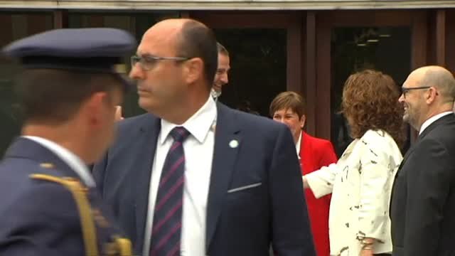 El rey mantiene su agenda inalterable y evita contestar a preguntas sobre la sentencia de Urdangarin