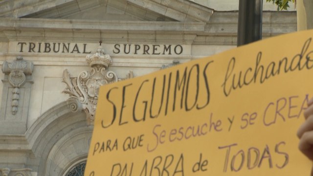 Decenas de personas celebran ante el Supremo la sentencia de La Manada