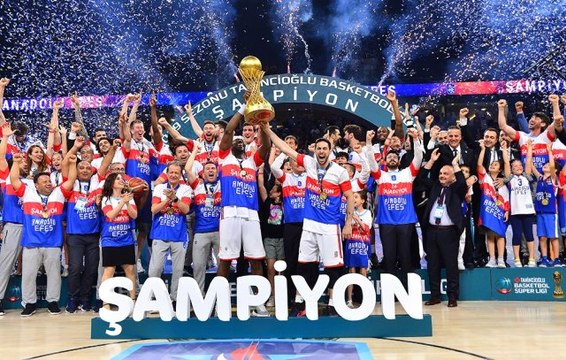 Şampiyon Anadolu Efes kupasını aldı