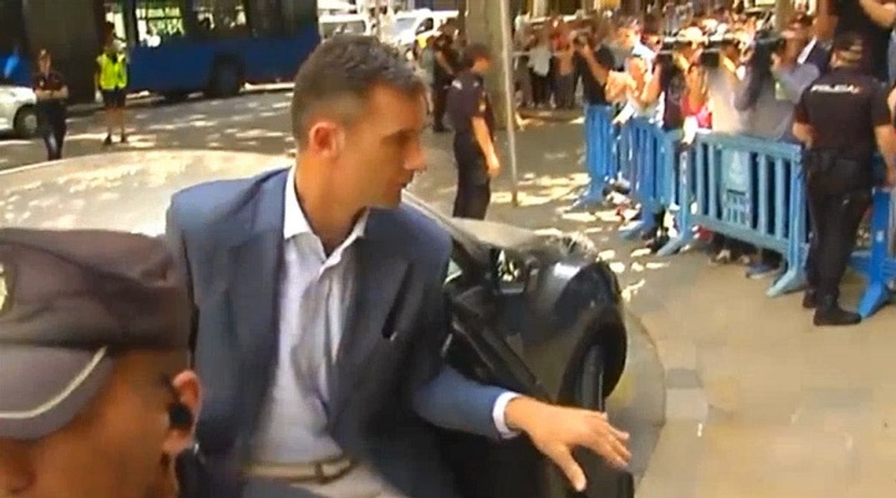 Urdangarin llega a la Audiencia, donde es recibido al grito de "chorizo"