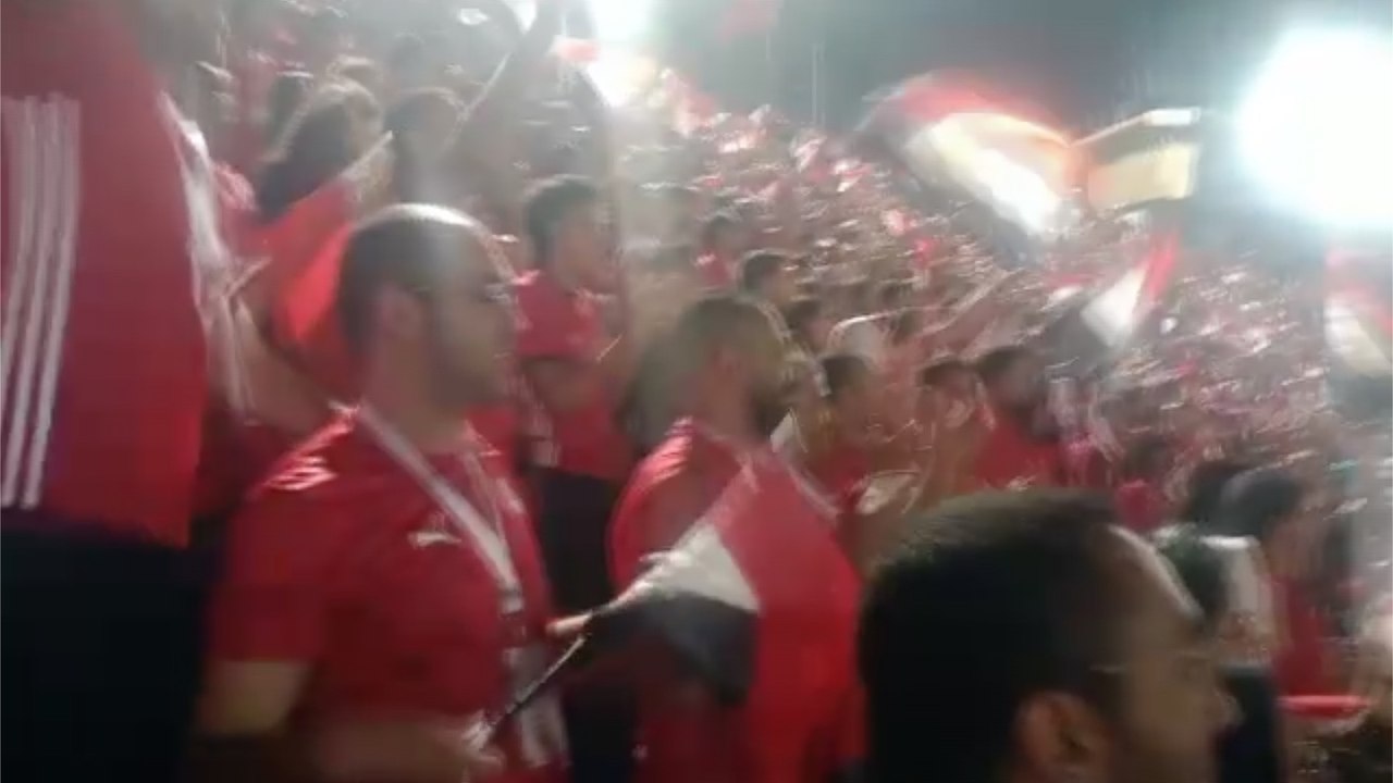 فرحة المشجعين بالهدف الأول لمنتخب مصر من داخل م...