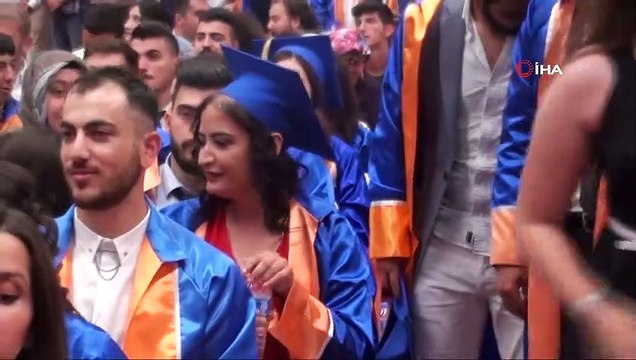 Çorum'da ağlatan mezuniyet töreni...Vefat eden annesinin son sözlerine uydu, üniversiteyi birincilikle bitirdi