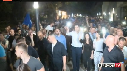 Report TV - Protesta, demokratët nisin marshimin drejt parlamentit
