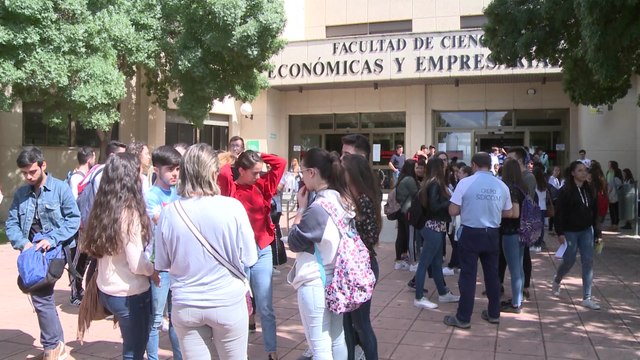 Alumnos finalizan la repetición de exámenes de EBAU