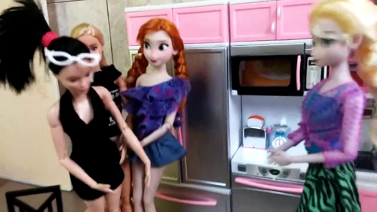 Real Mini cakes :In the New Barbie kitchen  ELSA, ANNA and BARBIE Dolls enjoy dessert | Karla D.
