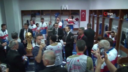 Anadolu Efes'in şampiyonluk sevinci soyunma odasına taşındı