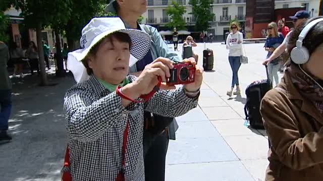 Domingo Zapata restaura su 'Menina', destrozada hace días por unos vándalos