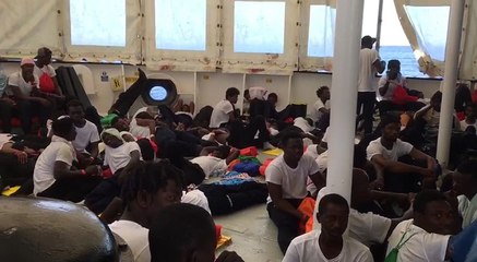 Скачать видео: España acogerá el barco 'Aquarius' de refugiados