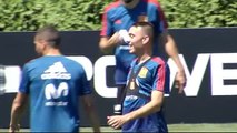 El calor de Krasnodar y el susto de Piqué, protagonistas del entreno de la selección
