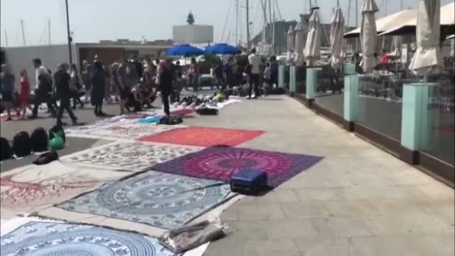 Los comerciantes de Barcelona, indignados por la presencia masiva de manteros