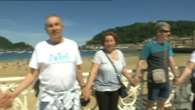 Una gran cadena humana une las capitales vascas por el derecho a decidir