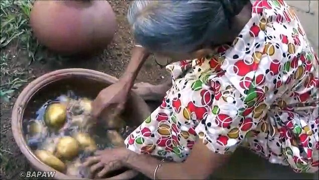 Village de la Nourriture Croustillant de pommes de terre et de la Semoule Boules préparé par la grand-mère et de la Fille | la Vie du Village