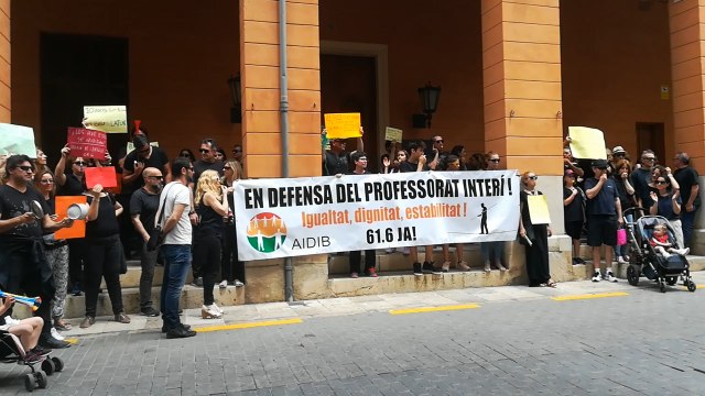 Casi un centenar de interinos protestan en Mallorca-. Firma: BPS .-