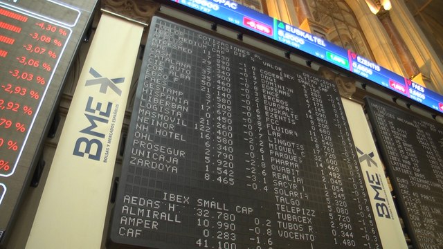 El Ibex 35 mantiene las pérdidas a media sesión