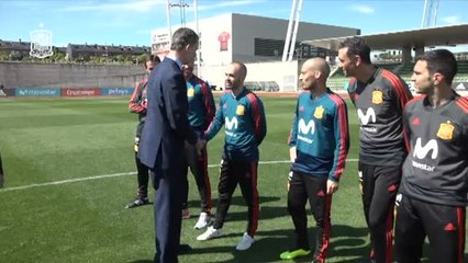 Felipe VI desea suerte a la selección española antes de viajar a Rusia