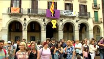 Centenares de vecinos de Vilanova se concentran para condenar el asesinato de la niña de 13 años