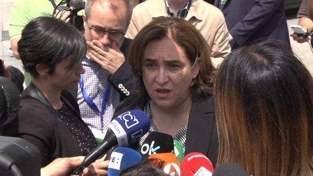 Colau pide a Sánchez diálogo y gestos concretos