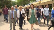 Manuela Carmena visita la Feria del Libro