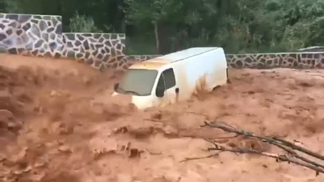Una tromba de agua arrastra una camioneta en Elche de la Sierra