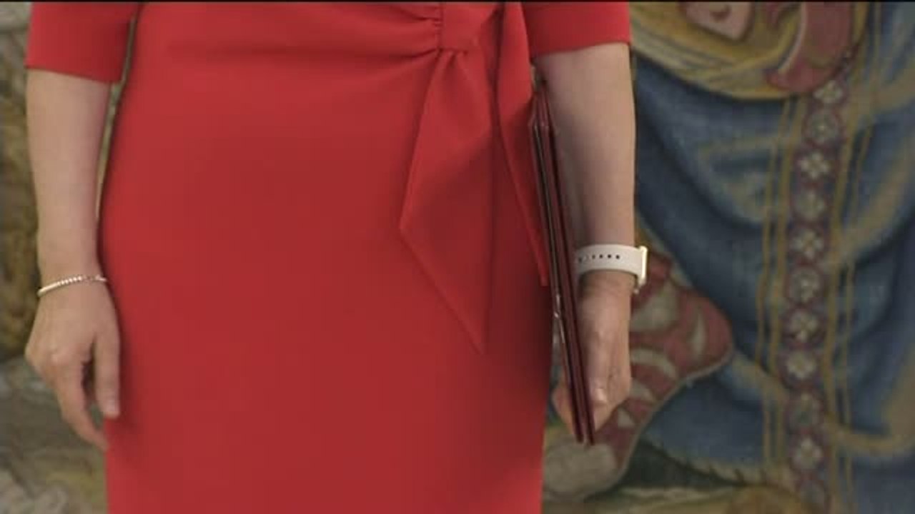 Ana Pastor comunica a Felipe VI la victoria de...