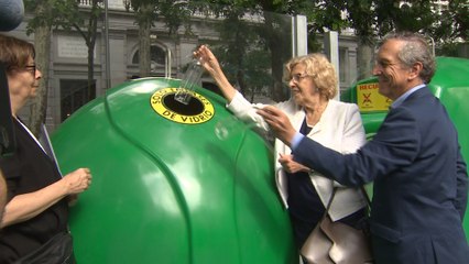 Carmena y Sabanés visitan la exposición de Ecovidrio '20 añazos'