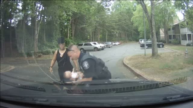 La rápida intervención de un policía salva la vida de un bebé en EEUU