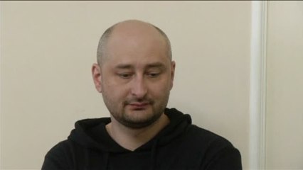 El periodista ruso dado por muerto aparece vivo en una rueda de prensa en Ucrania