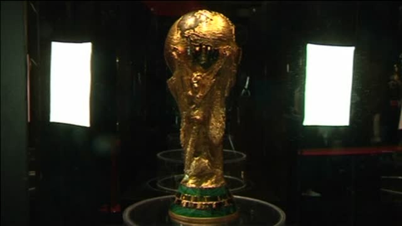 Los aficionados ya pueden fotografiarse con la Copa del Mundial en San Petersburgo