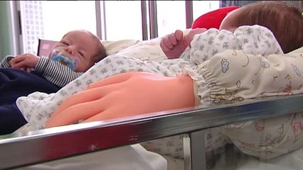 Una enfermera inventa un cojín que "abraza" a los bebés