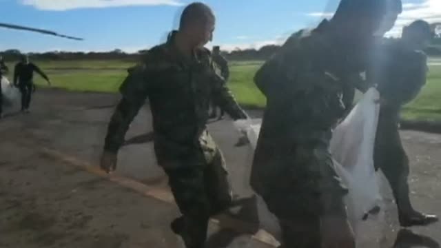 Once integrantes de un grupo rebelde de las FARC muertos en una operación en el sur de Colombia