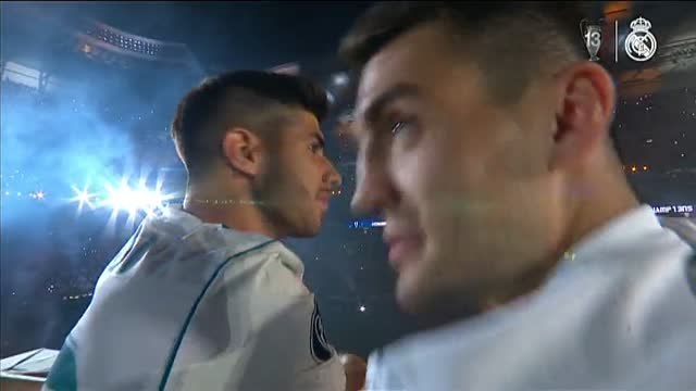 El Real Madrid celebra la victoria de la decimotercera Champions en el Bernabéu ante su afición