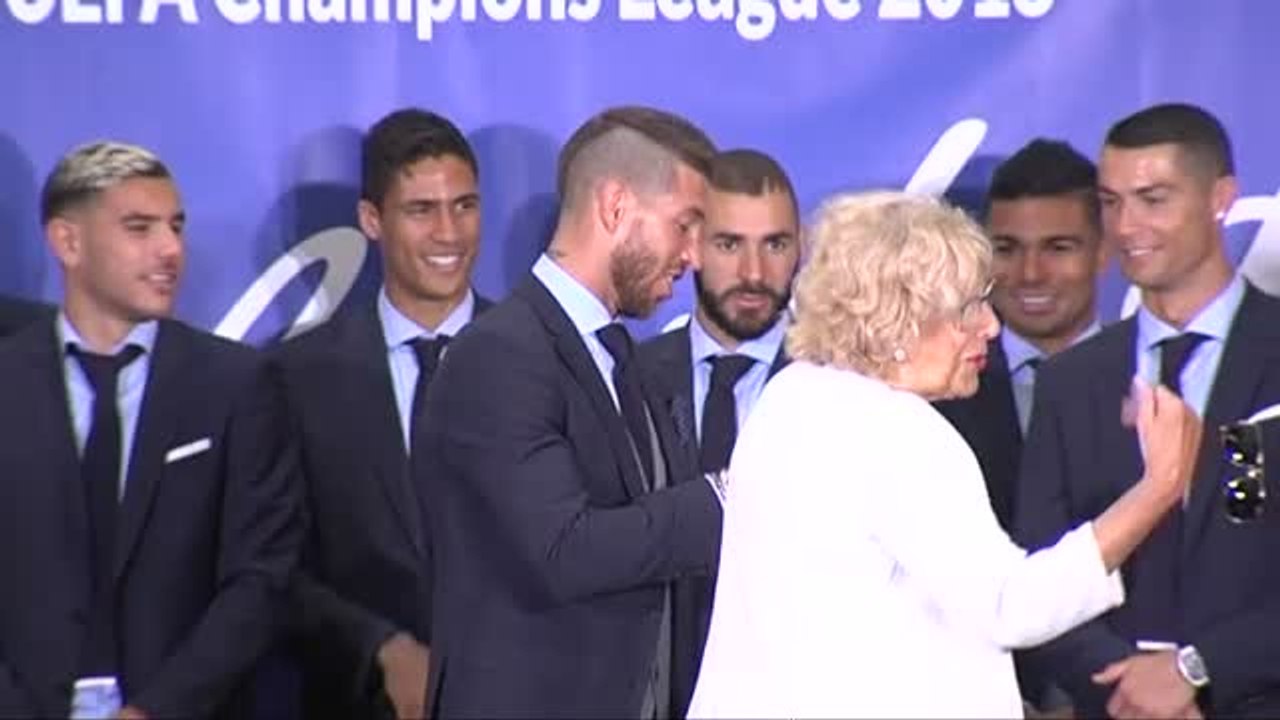 Carmena premia la 'decimotercera' del Madrid con medallas de chocolate