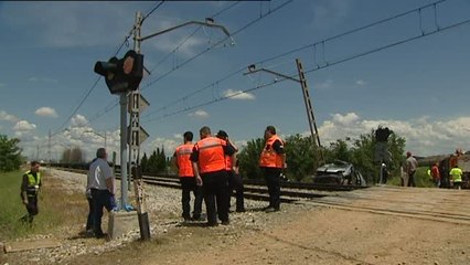 Tải video: Mueren tres personas al ser arrolladas en su coche por un tren en Guadalajara