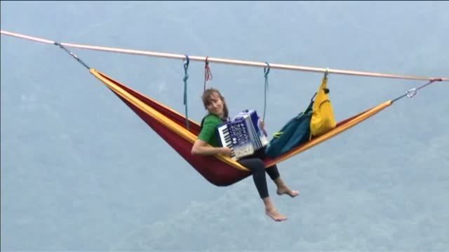 Concierto acrobático musical a 1.400 metros de altura en la montaña Tianmen de China