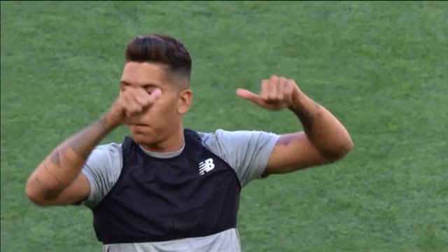 El Liverpool estrena el césped del Olímpico de Kiev