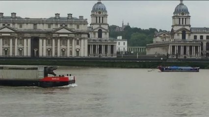 Un T-Rex es transportado por el río Támesis con destino a 'Jurassic World'