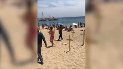 El Ayuntamiento Canet de Mar (Barcelona) estudia acciones judiciales por los incidentes con las cruces amarillas en la playa