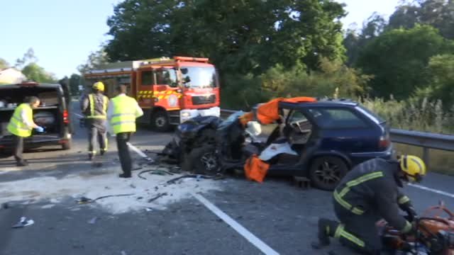 Un hombre de 72 años fallece en un choque frontal de su vehículo contra un camión en la provincia de Pontevedra