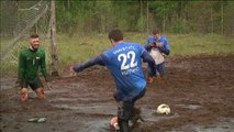 El 'fútbol barro' ameniza el deporte en Rusia mientras esperan el inicio del Mundial