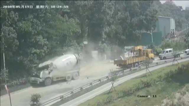 Muere el conductor de una hormigonera tras chocar contra un camión grúa en China