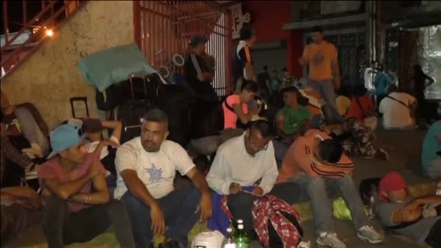 Cientos de venezolanos pasan la noche al raso esperando para cruzar la frontera con Colombia