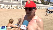 La carabela portuguesa pone en jaque a los bañistas en las playas de Alicante